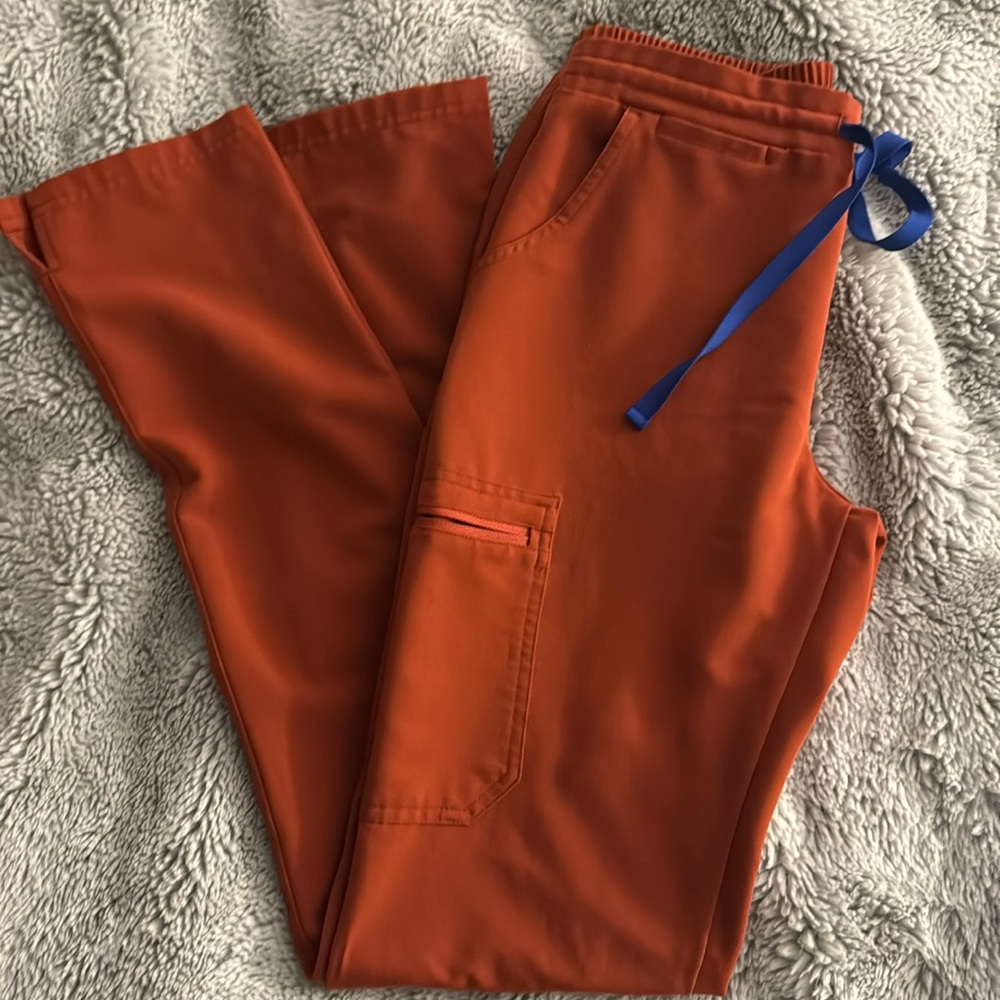 Figs auburn yola skinny scrub pant